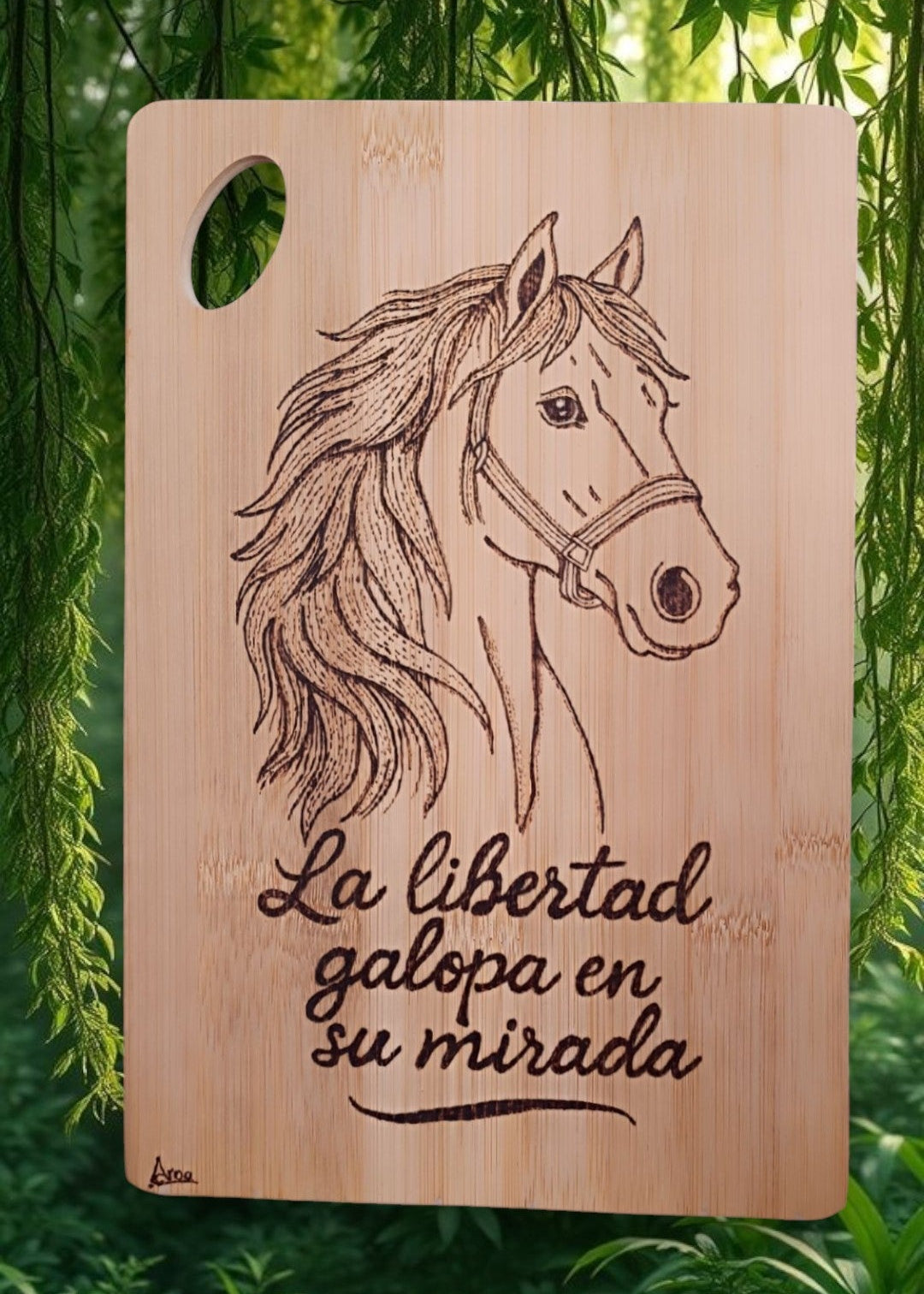 Tabla decorativa de bambú pirograbada a mano – “La libertad galopa en su mirada”