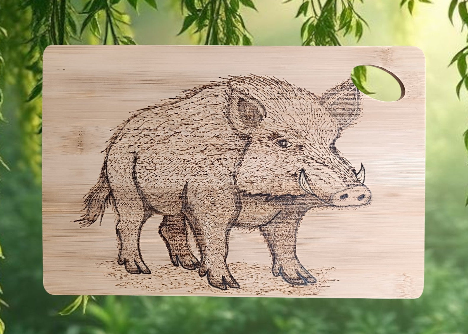 Tabla decorativa de bambú pirograbada a mano – “Jabalí salvaje”
