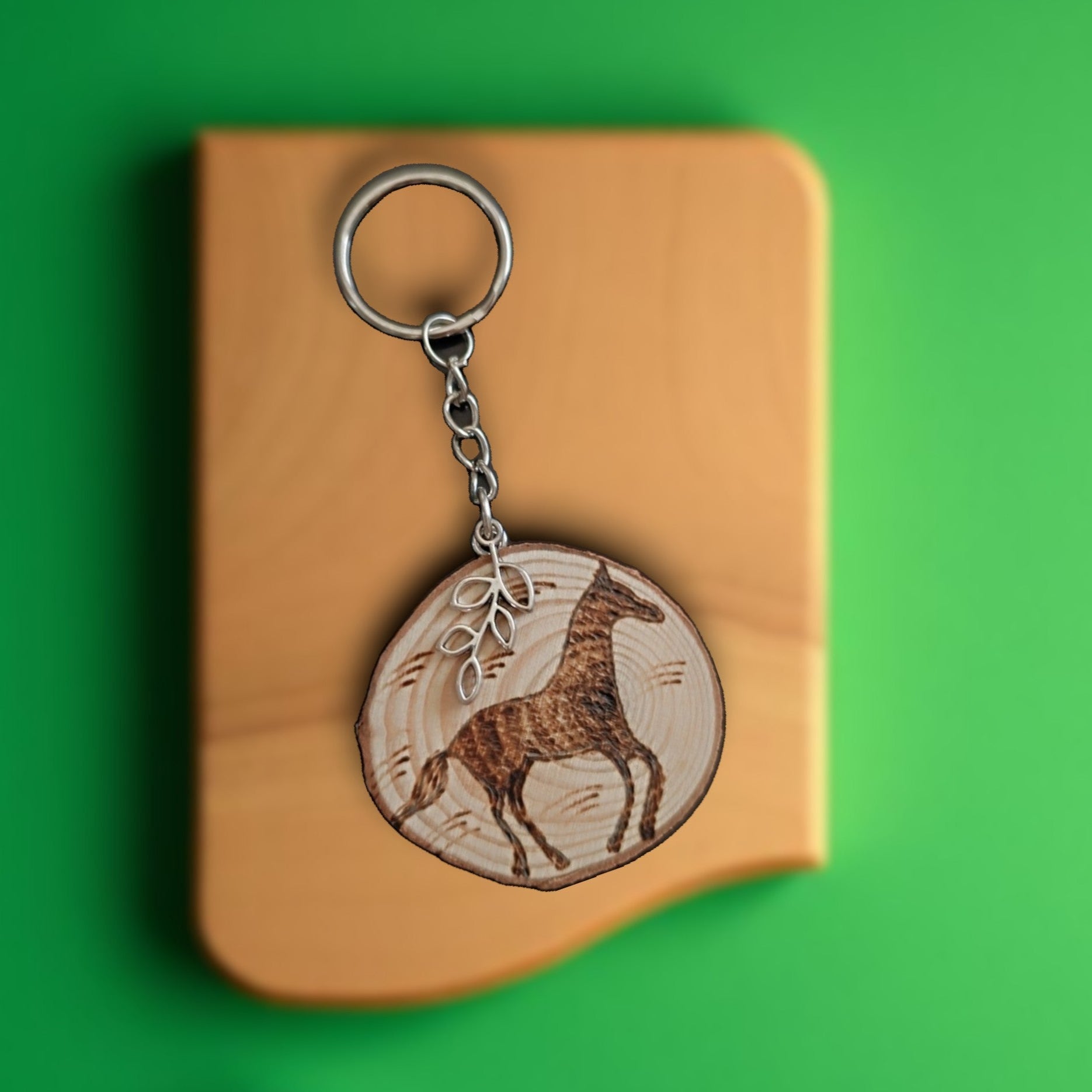 Nobleza, belleza y libertad, así es este llavero artesano con silueta de caballo